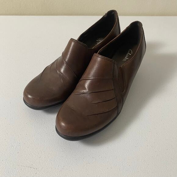 Clarks Sz 8.5 W Partridge Brown Leather Slip On Loafer Heeled Boots Comfort Clog - Picture 2 of 14